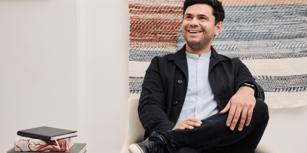 Conheça o fundador de 36 anos da marca de papelaria Gen Z, Papier, que evita ações e investimentos: 'Uma montanha