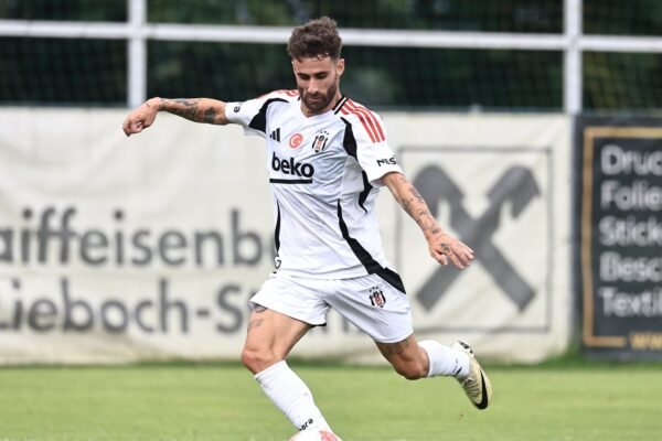 Rafa Silva chega a Lisboa com alteração na viagem para assinar pelo Benfica