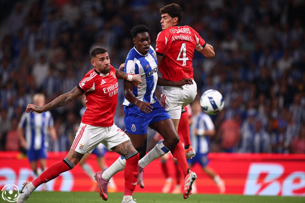 Benfica no Dragão sem Otamendi e António Silva: Quais as opções para a defesa de José Mourinho?
