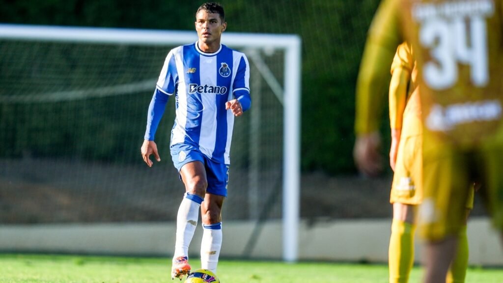 Francesco Farioli convoca Thiago Silva e pode promover nova estreia pelo FC Porto contra o Benfica