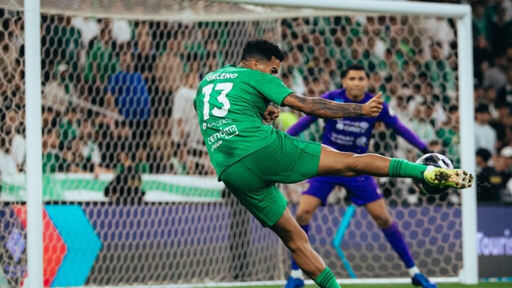 Al Ahli garante vitória nos descontos em inferioridade numérica contra Al Nassr de Cristiano Ronaldo e Jorge Jesus na Liga Saudita