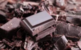 Cientistas descobrem ingrediente do chocolate amargo que retarda o envelhecimento