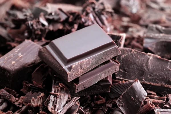 Cientistas descobrem ingrediente do chocolate amargo que retarda o envelhecimento