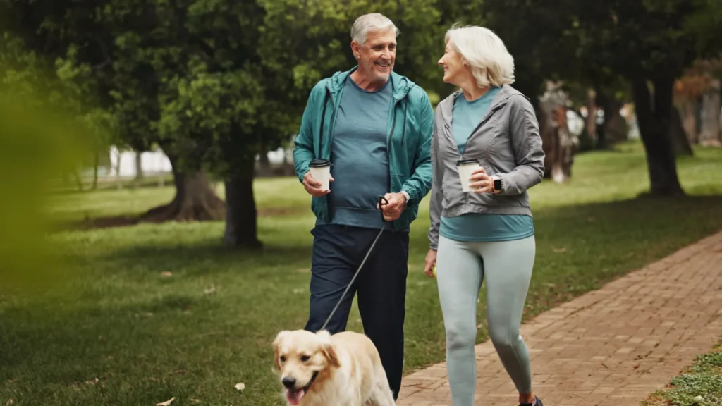 O chá pode fortalecer os ossos em mulheres mais velhas, enquanto o café em excesso os enfraquece