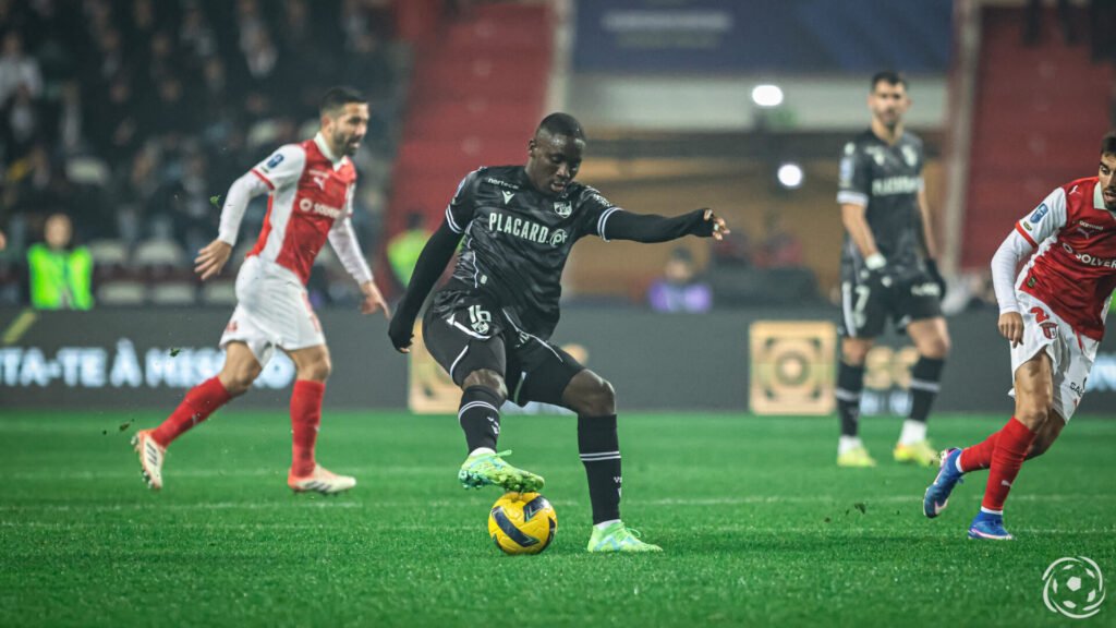 Beni Mukendi: A Jornada de Joelhos pelo Campo Após Conquistar a Taça da Liga