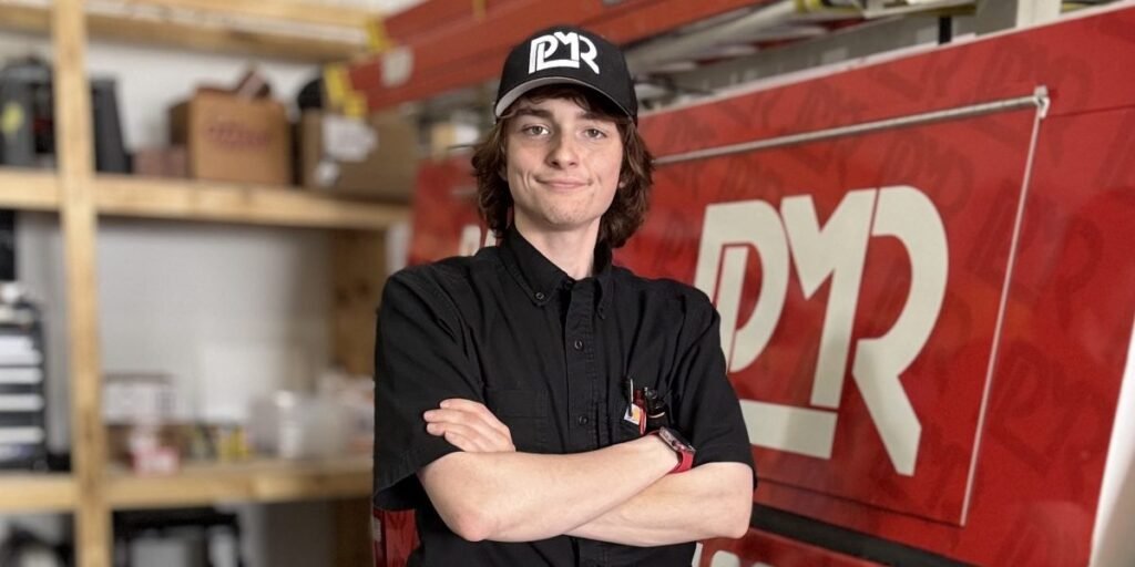 Conheça um eletricista de 23 anos que foi um 'bom aluno', mas pulou a faculdade para se tornar seu próprio chefe e ganha 6 dígitos