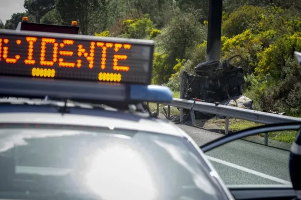 Colisão entre veículo pesado e ligeiro deixa vítima encarcerada na IP3