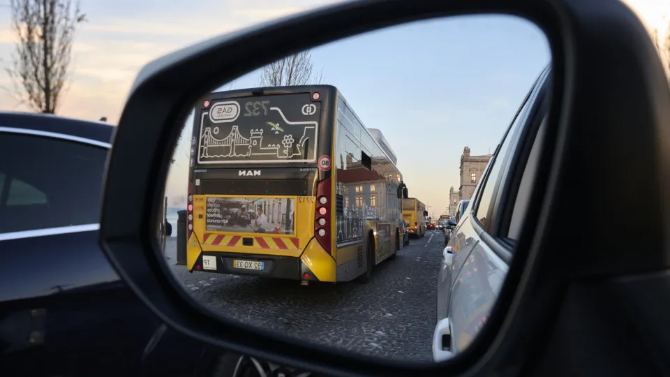 Homem de 71 anos preso por furtos em transportes da Carris em Lisboa