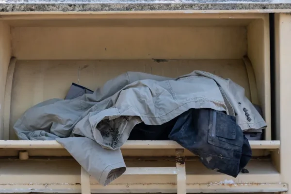 Homem morre após ficar preso em contentor de roupa usada em Cascais