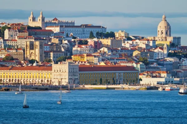 Moradores de Lisboa reclamam do barulho das "discotecas flutuantes"