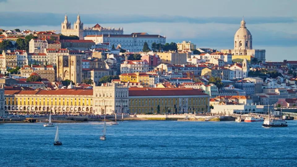 Moradores de Lisboa reclamam do barulho das "discotecas flutuantes"