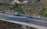 Via da Madeira fechada devido a queda de conteúdo