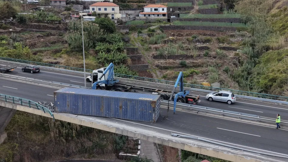 Via da Madeira fechada devido a queda de conteúdo
