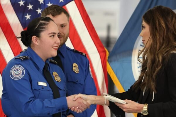 TSA afirma que o PreCheck ainda está em funcionamento, após declaração da chefe do DHS sobre suspensão devido à paralisação do governo