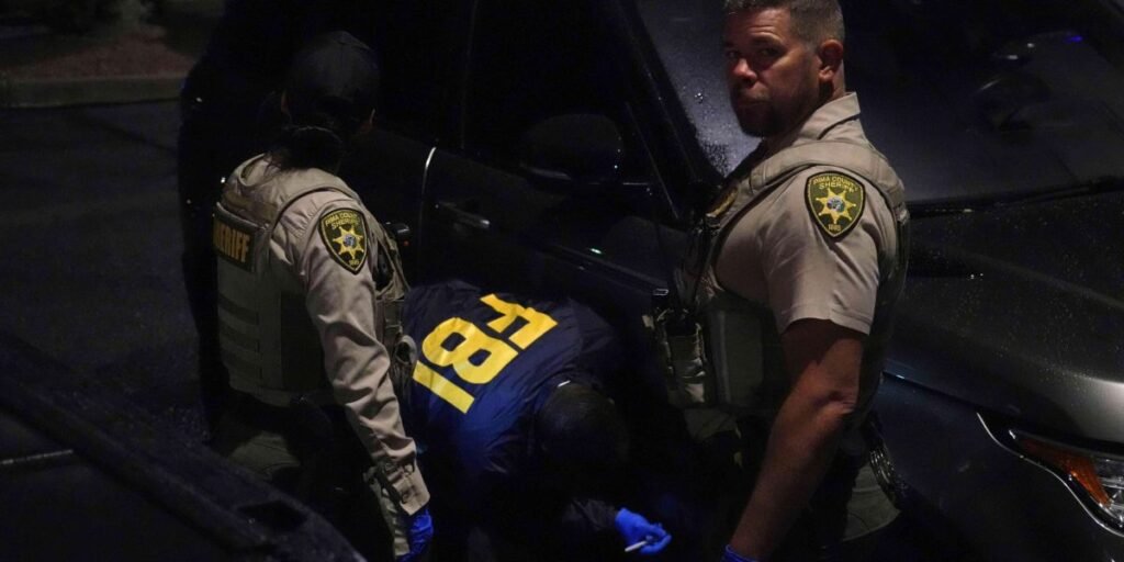 FBI diz que DNA encontrado em luva próxima à casa de Guthrie parece combinar com a luva usada pelo suspeito