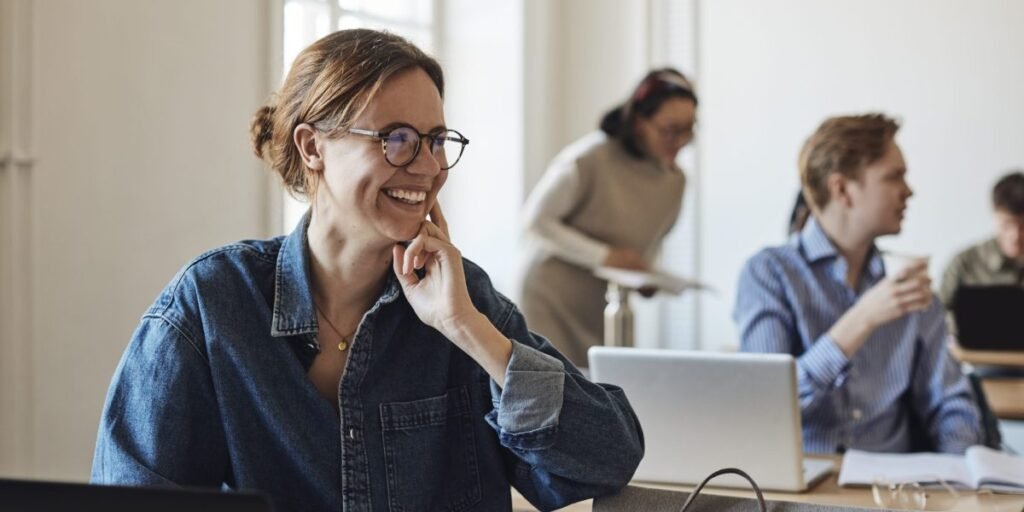 Adultos mais velhos voltam à escola e representam a 'nova maioria estudantil' em busca de aprimoramento ou troca de carreira