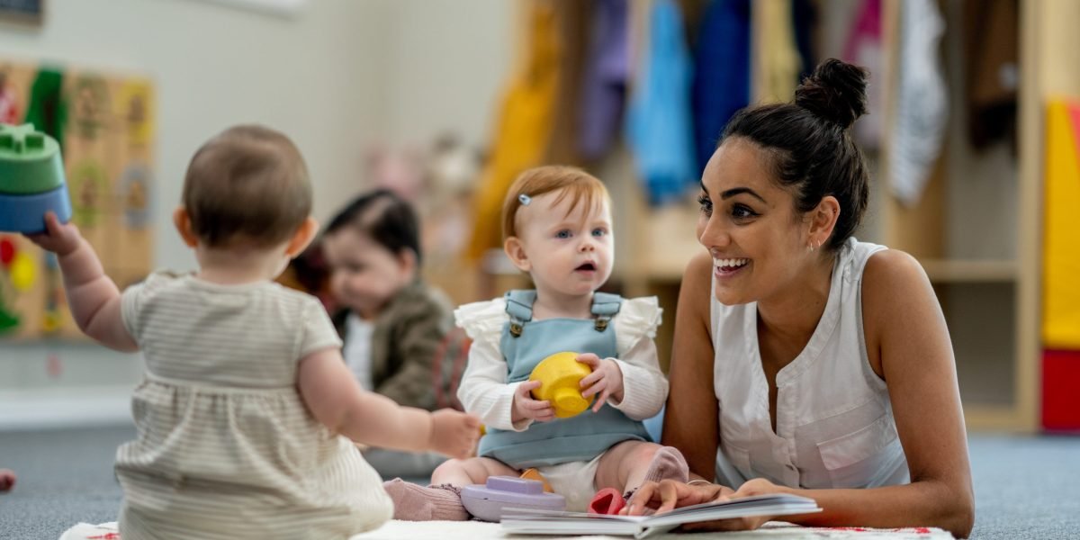 Uma família com dois filhos precisa ganhar $400.000 por ano para que o custo de cuidados infantis seja acessível, diz estudo. 'É fácil entender por que as taxas de natalidade estão caindo'