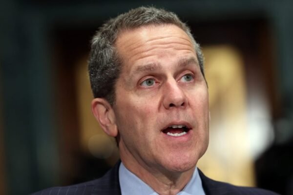 Três cenários para a economia da IA: Governador do Fed delineia o futuro do trabalho