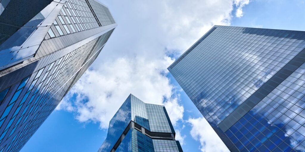 Hongkong Land lança fundo imobiliário de $6,4B em Cingapura, o maior do país, como parte da mudança estratégica do CEO Michael Smith