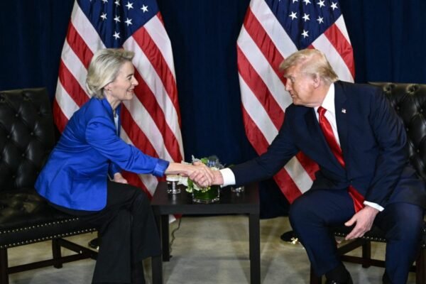 Líder da UE propõe pausa na ratificação do acordo comercial com os EUA, citando 'caos tarifário puro' da administração Trump