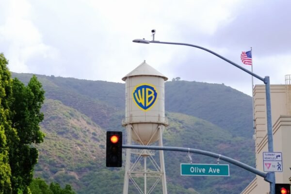 Warner Bros. avalia reabertura das negociações de venda com a Paramount