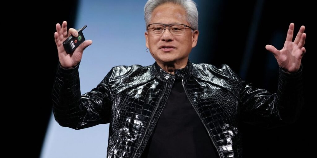 Empresas de tecnologia gastam um recorde de $700 bilhões este ano em data centers de IA; Jensen Huang da Nvidia afirma que ainda não chegamos ao pico.