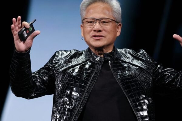 Empresas de tecnologia gastam um recorde de $700 bilhões este ano em data centers de IA; Jensen Huang da Nvidia afirma que ainda não chegamos ao pico.
