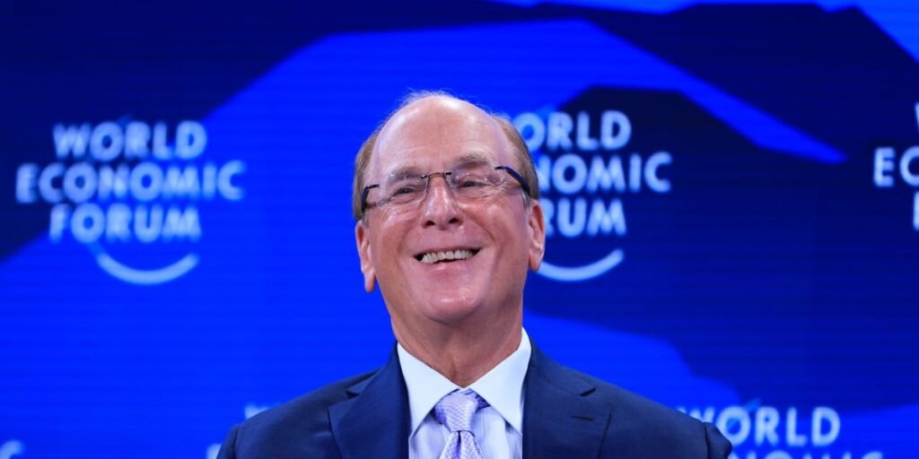 BlackRock, gestora de ativos de $14 trilhões, busca recrutar executivos para competir na corrida de 'alts' que está agitando a indústria de fundos