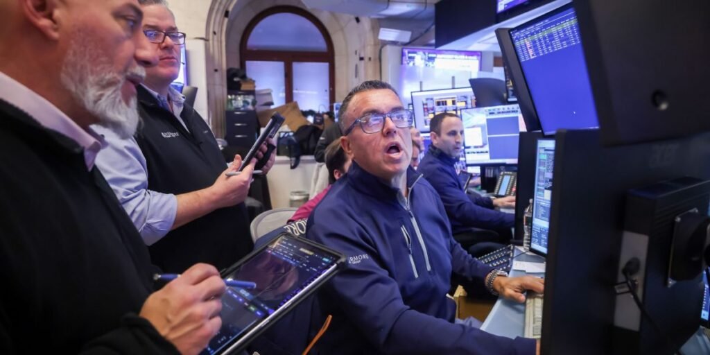 Futuros do Dow sobem após o índice ultrapassar 50.000 pela primeira vez, enquanto eleição arrasadora no Japão eleva os rendimentos dos títulos americanos