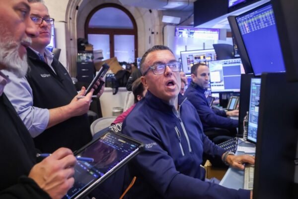 Futuros do Dow sobem após o índice ultrapassar 50.000 pela primeira vez, enquanto eleição arrasadora no Japão eleva os rendimentos dos títulos americanos