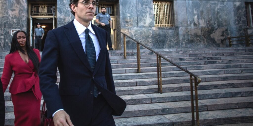 Chefe do Instagram revela salário de $900 mil por ano mais ações no valor de 'dez milhões de dólares' e nega afirmações de 'dependência'