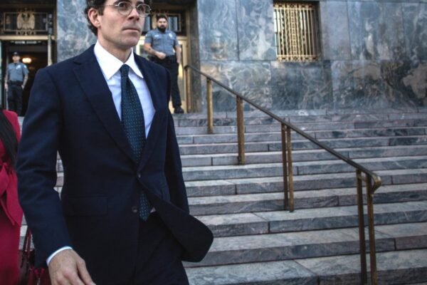 Chefe do Instagram revela salário de $900 mil por ano mais ações no valor de 'dez milhões de dólares' e nega afirmações de 'dependência'