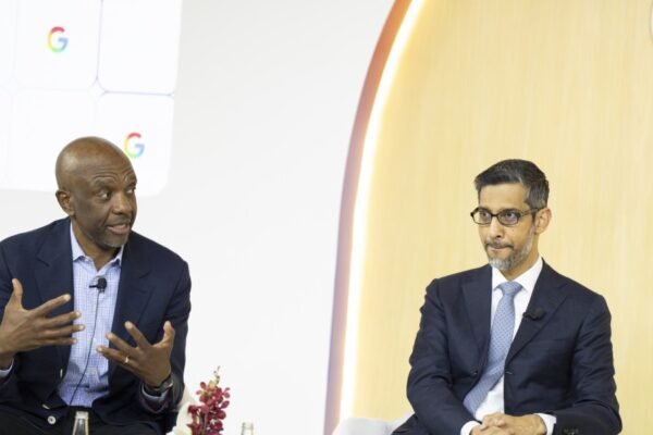 Sundar Pichai, CEO do Google, afirma que investimentos em IA ainda fazem sentido apesar do aumento das preocupações com bolhas