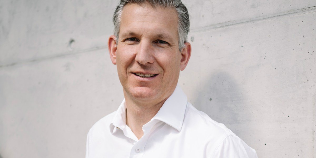 O CEO da Nestlé bebe 8 cafés por dia, mas diz que sua receita para se manter afiado é aprender constantemente com os funcionários da Gen Z