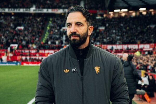 Lenda da Premier League reacende debate: "Mainoo deveria processar Ruben Amorim?"