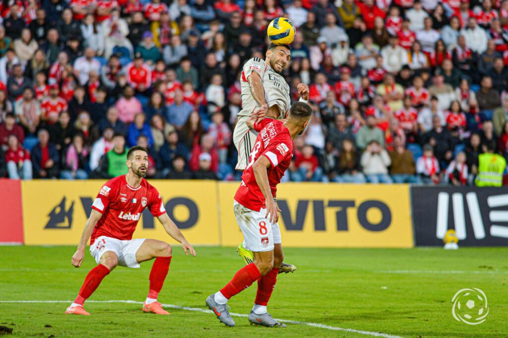 «Relvado Impede Santa Clara de Jogar Como Desejado»
