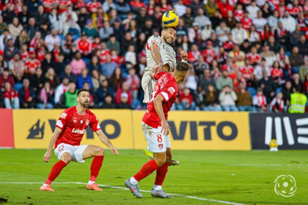 «Relvado Impede Santa Clara de Jogar Como Desejado»