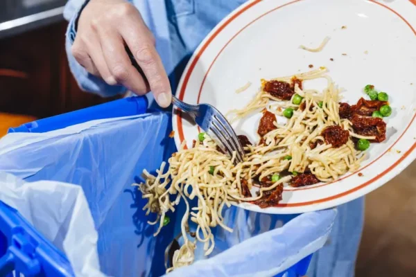 Mais de 100 jovens lançam manifesto e petição contra desperdício