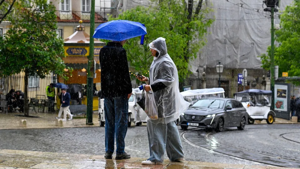 Gabrielle: Porto recebe aviso vermelho, 12 distritos continuam em alerta laranja