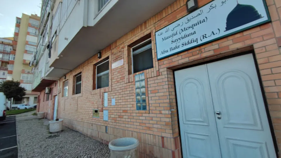 PSP Prende Homem de 22 Anos por Ameaças e Danos na Damaia, Mesquita