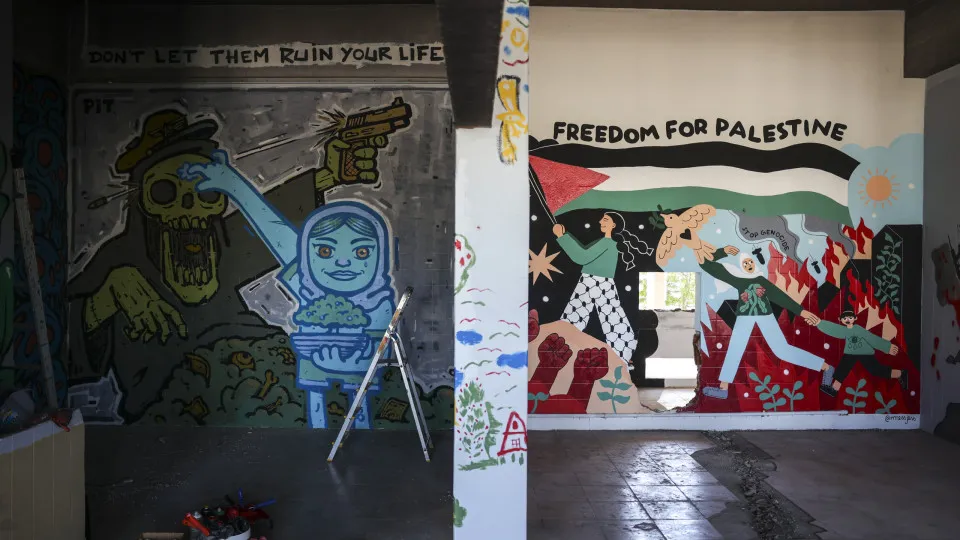 Galeria contra genocídio em Gaza surge em edifício em ruínas perto de Lisboa