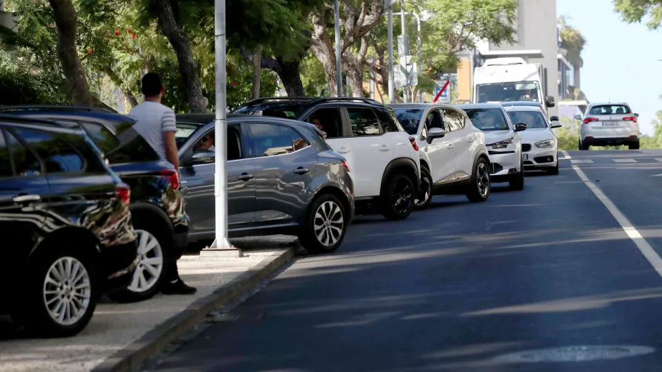 Motoristas de TVDE protestam contra suspensão de licenças no Funchal