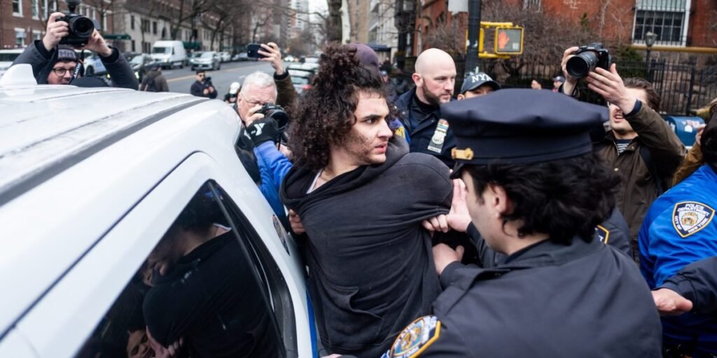 Dois adolescentes presos por lançar explosivos caseiros contra manifestantes anti