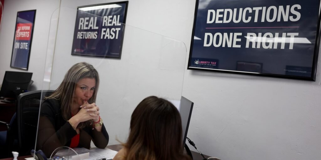 Americanos gastam 146 bilhões de dólares e 11,6 bilhões de horas fazendo suas declarações de impostos, e a maior parte disso é apenas preenchendo documentos