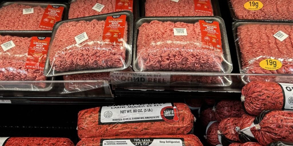 Homens da Gen Z estão comendo 'kibble de boy', a versão humana da ração para cães, para carregar proteínas de forma barata