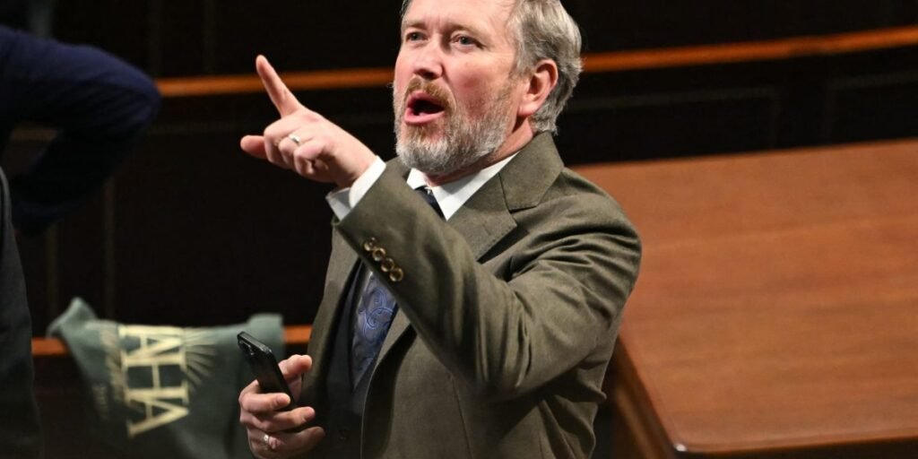 Thomas Massie critica Trump sobre poderes de guerra: 'Isto não é 'América em Primeiro Lugar''