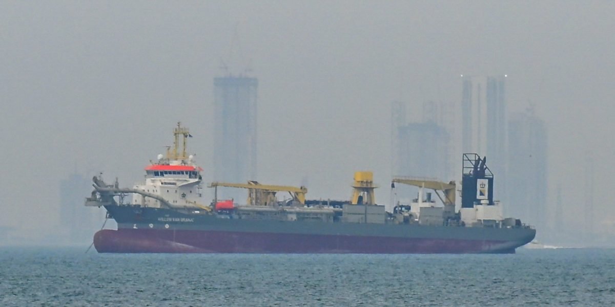 Emirados Árabes Unidos e Kuwait iniciam cortes na produção de petróleo após bloqueio no Hormuz