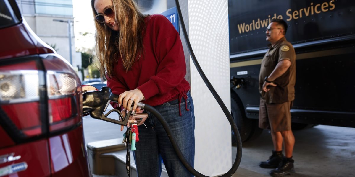 A Geração Z finalmente teve espaço para respirar. Agora, a alta de 26% nos preços dos combustíveis de Trump os está sufocando.