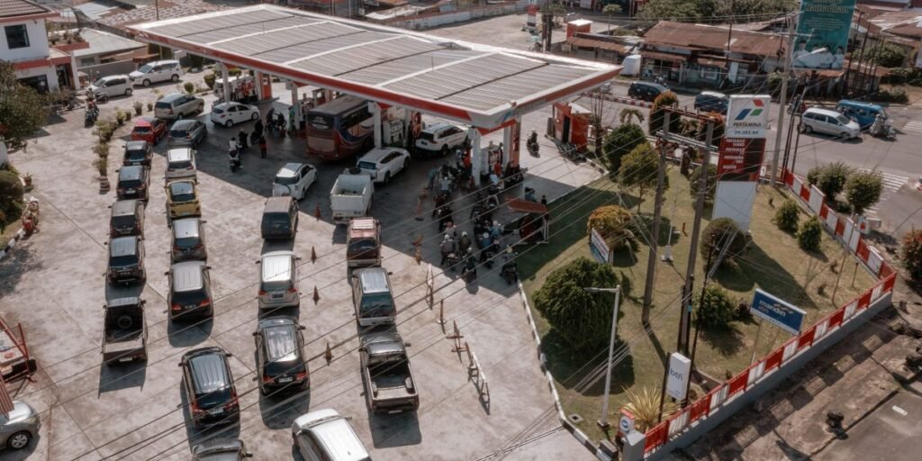 Indonésia enfrenta uma "tempestade perfeita" de temores de rebaixamento, tensões comerciais e agora a guerra com o Irã