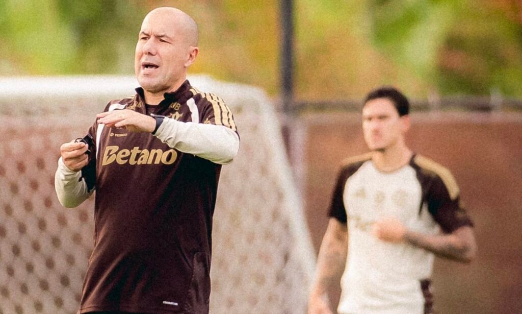 Leonardo Jardim conquista título na estreia pelo Flamengo